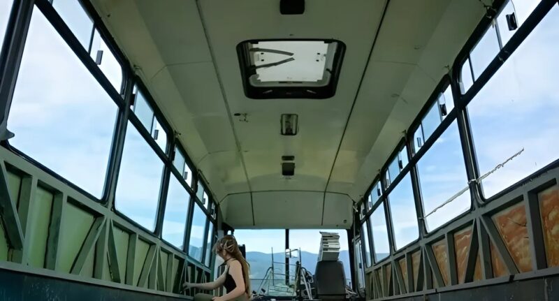 Młoda kobieta przekształca stary autobus w magiczny, mały dom, prawdziwe „leśne schronienie”, w przystępnej cenie