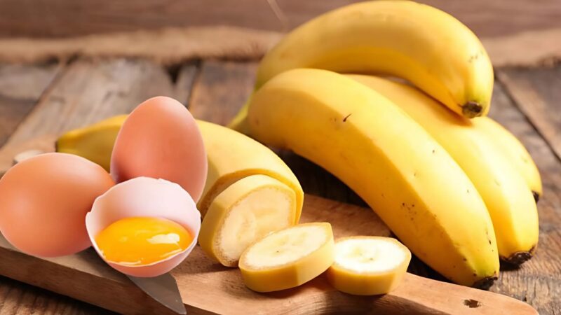 Ten fascynujący trik... Zakopanie banana i surowego jajka w ziemi