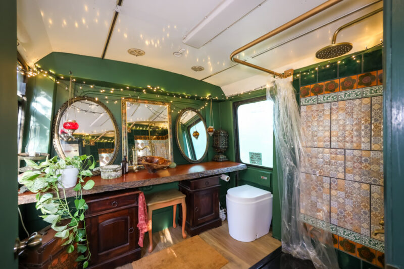 Młoda kobieta przekształca stary autobus w magiczny, mały dom, prawdziwe „leśne schronienie”, w przystępnej cenie