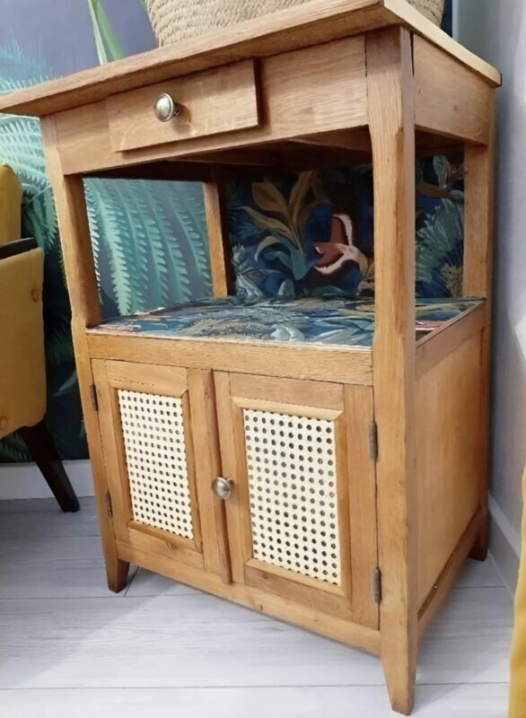 Znalazłam starą komodę bez szuflad przy śmietniku i całkowicie przekształciłam ją w elegancki mebel