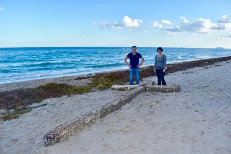 Tajemniczy ogromny krzyż wyrzucony na plażę na Florydzie intryguje mieszkańców i turystów!
