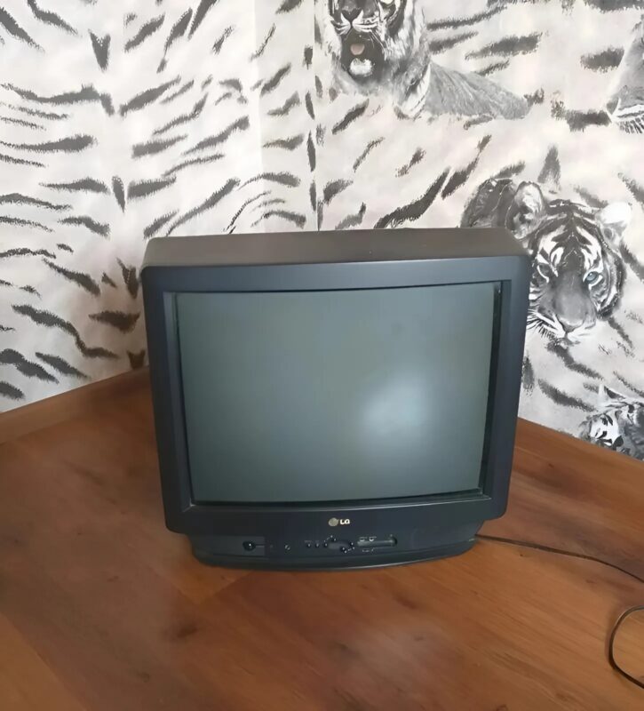 Ten stary telewizor miał trafić na śmietnik, ale kreatywność mojego taty dała mu nowe życie i zupełnie nowe przeznaczenie