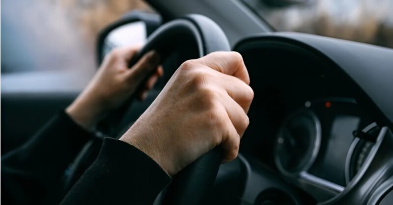 Samochód pędził prosto na mnie na autostradzie – to, co zrobiłem w ułamku sekundy, uratowało mi życie!