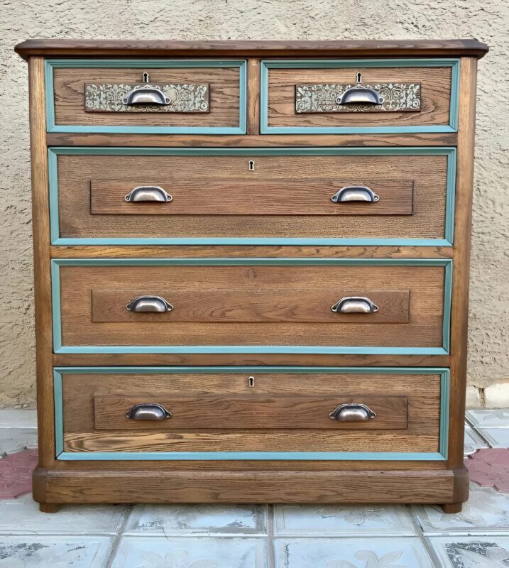 Podziwiaj, jak ta stara komoda zmieniła się w elegancki mebel w stylu vintage, dzięki odrobinie fantazji i kilku sztuczkom majsterkowicza