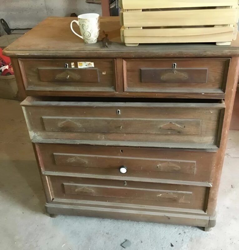 Podziwiaj, jak ta stara komoda zmieniła się w elegancki mebel w stylu vintage, dzięki odrobinie fantazji i kilku sztuczkom majsterkowicza
