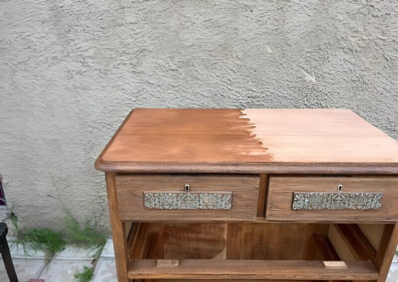 Podziwiaj, jak ta stara komoda zmieniła się w elegancki mebel w stylu vintage, dzięki odrobinie fantazji i kilku sztuczkom majsterkowicza