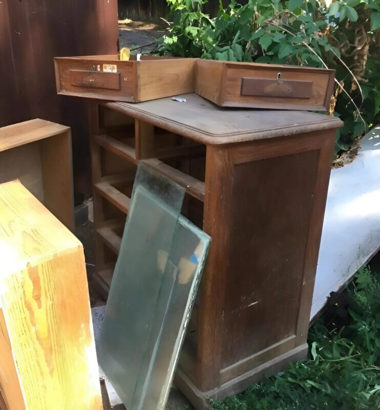 Podziwiaj, jak ta stara komoda zmieniła się w elegancki mebel w stylu vintage, dzięki odrobinie fantazji i kilku sztuczkom majsterkowicza