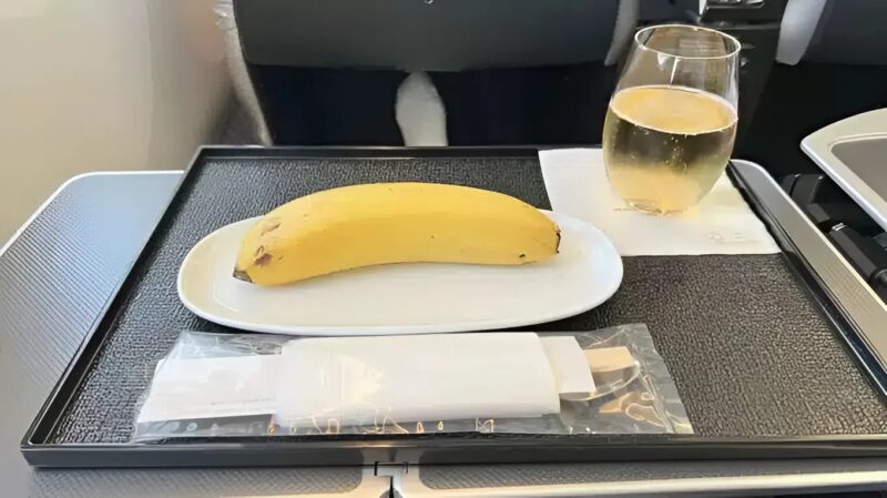 Dlaczego większość stewardes zabiera ze sobą banana na pokład samolotu? Okazuje się, że kryje się za tym ważny powód!