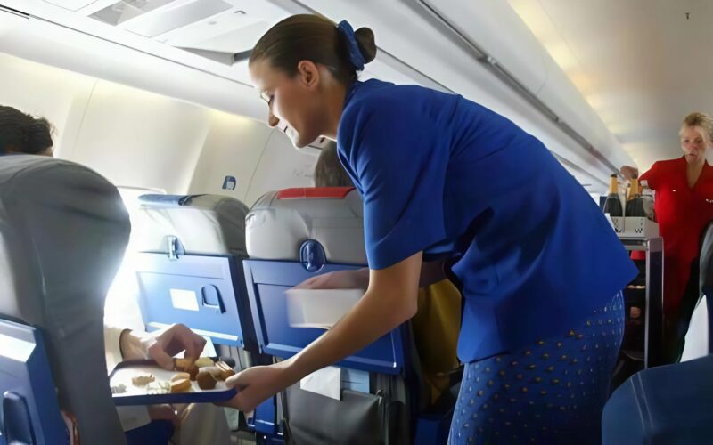 Pasażerowie klasy biznes wyśmiewają starszą kobietę… aż pilot zabiera głos