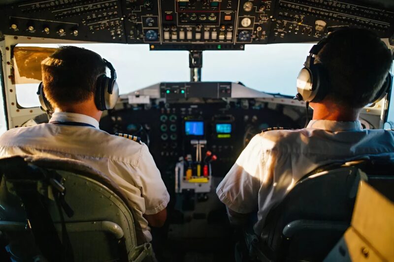 Pasażerowie klasy biznes wyśmiewają starszą kobietę… aż pilot zabiera głos