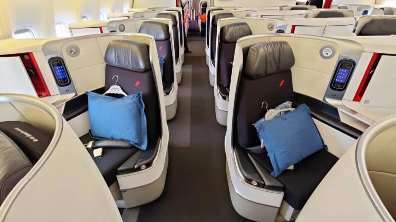 Pasażerowie klasy biznes wyśmiewają starszą kobietę… aż pilot zabiera głos