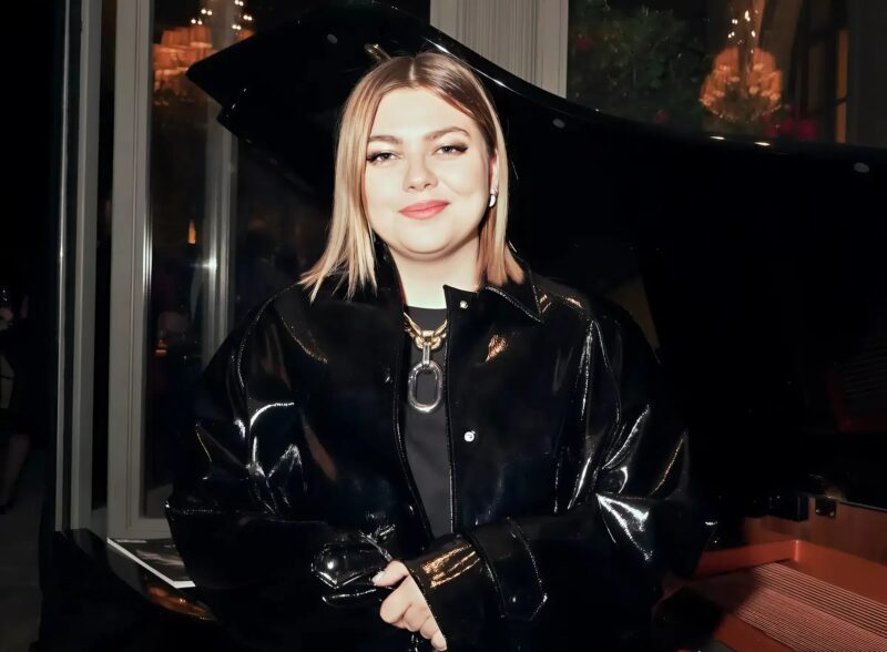 Louane: promienna i olśniewająca, podkreśla swoje ramiona w idealnie wykrojonym dekolcie, przyciągając uwagę wszystkich