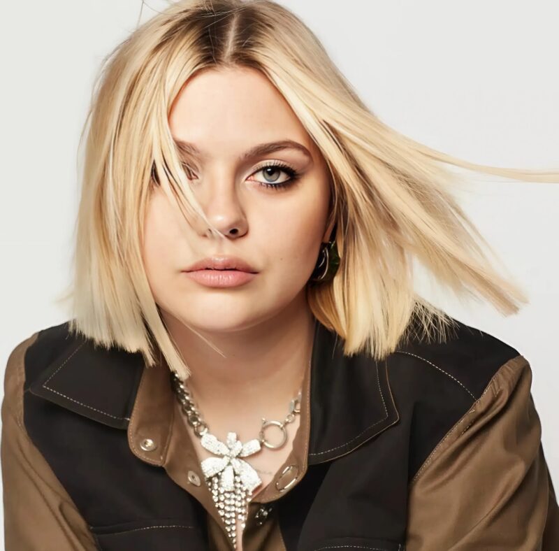 Louane: promienna i olśniewająca, podkreśla swoje ramiona w idealnie wykrojonym dekolcie, przyciągając uwagę wszystkich