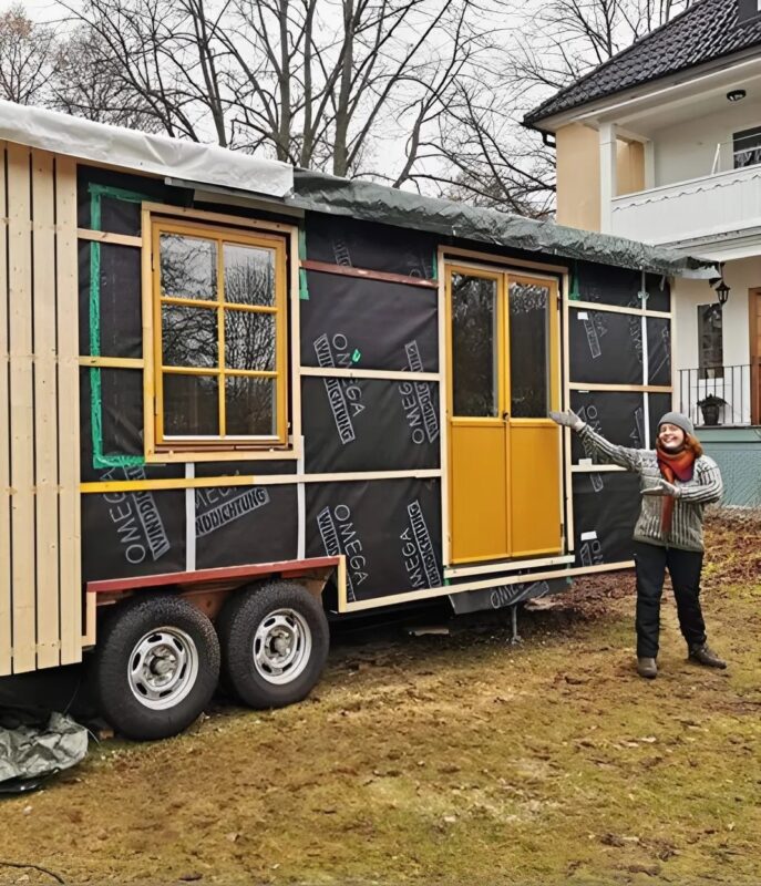 Buduje sama swój wymarzony dom o powierzchni 13 m² i zaprasza nas do środka!