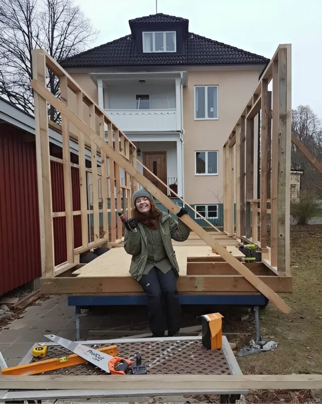 Buduje sama swój wymarzony dom o powierzchni 13 m² i zaprasza nas do środka!