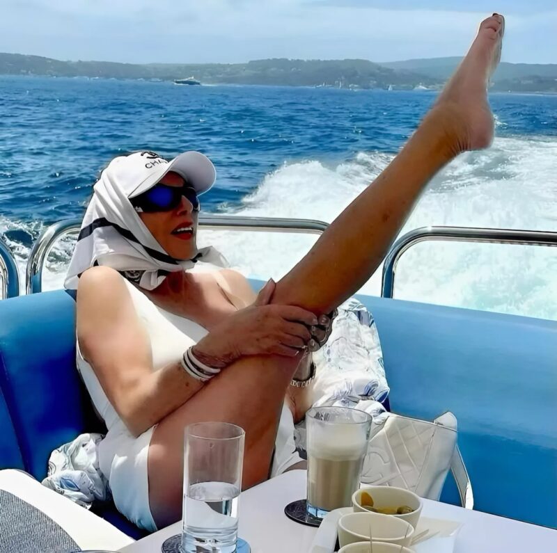 „Wiek to dla niej tylko liczba!” – Nowe zdjęcia z wakacji Joan Collins rozpalają internet