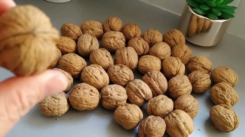 Moja przyjaciółka zawsze nosi w torebce dwa orzechy włoskie: Kiedy dowiedziałam się, dlaczego, zaczęłam robić to samo