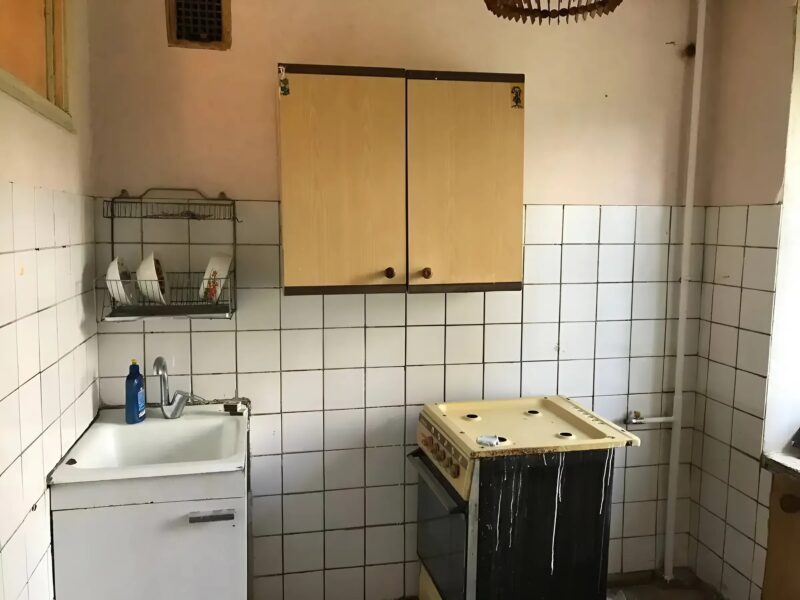 Od ruiny do arcydzieła: odkryj niezwykłą transformację opuszczonego mieszkania w nowoczesną i elegancką przestrzeń