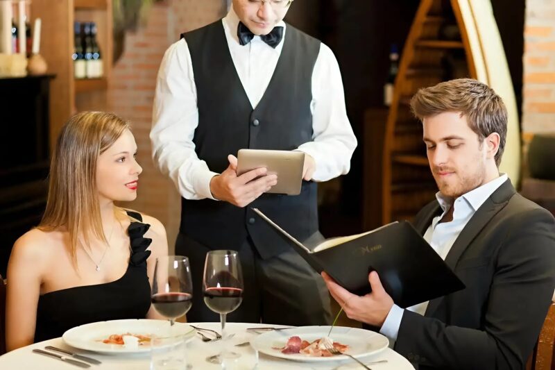 Dlaczego kelnerzy zabierają menu zaraz po złożeniu zamówienia?