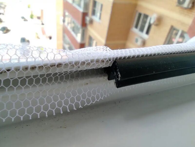 Nauczyłem się montować moskitierę (bez ramy) na dowolnym oknie z plastiku