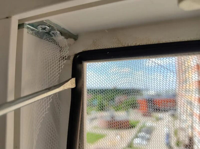 Nauczyłem się montować moskitierę (bez ramy) na dowolnym oknie z plastiku