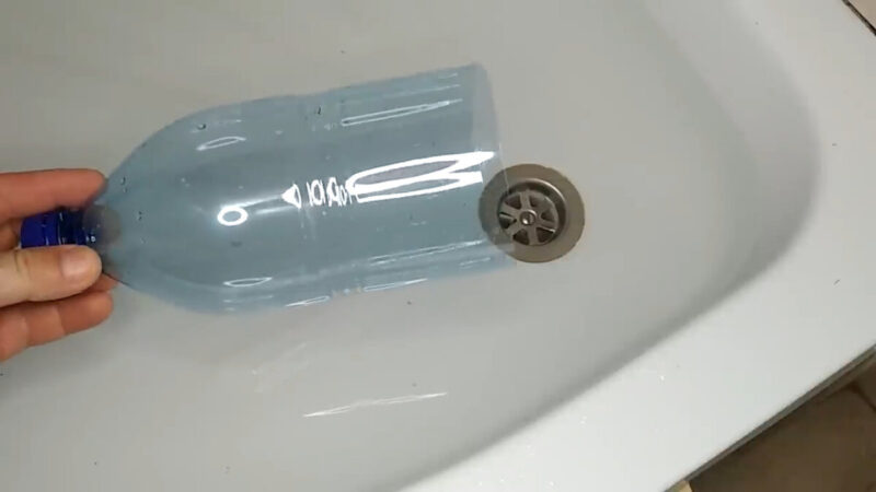 Prawie zalałem moją łazienkę... aż wypróbowałem ten zaskakujący trik z plastikową butelką