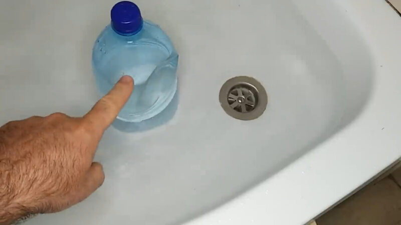 Prawie zalałem moją łazienkę... aż wypróbowałem ten zaskakujący trik z plastikową butelką