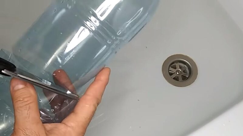 Prawie zalałem moją łazienkę... aż wypróbowałem ten zaskakujący trik z plastikową butelką