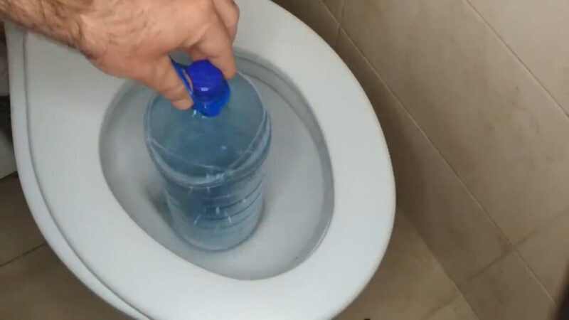 Prawie zalałem moją łazienkę... aż wypróbowałem ten zaskakujący trik z plastikową butelką