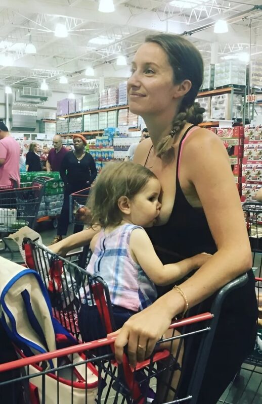 Ta mama, zmęczona krytyką, z dumą karmi swoje dziecko w supermarkecie