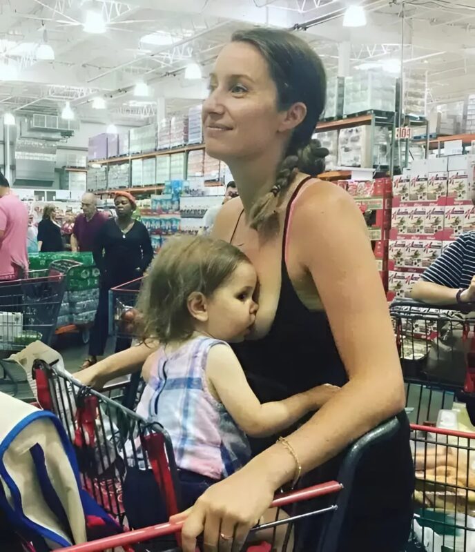 Ta mama, zmęczona krytyką, z dumą karmi swoje dziecko w supermarkecie