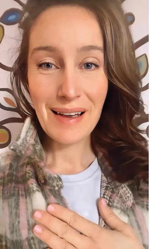 Ta mama, zmęczona krytyką, z dumą karmi swoje dziecko w supermarkecie
