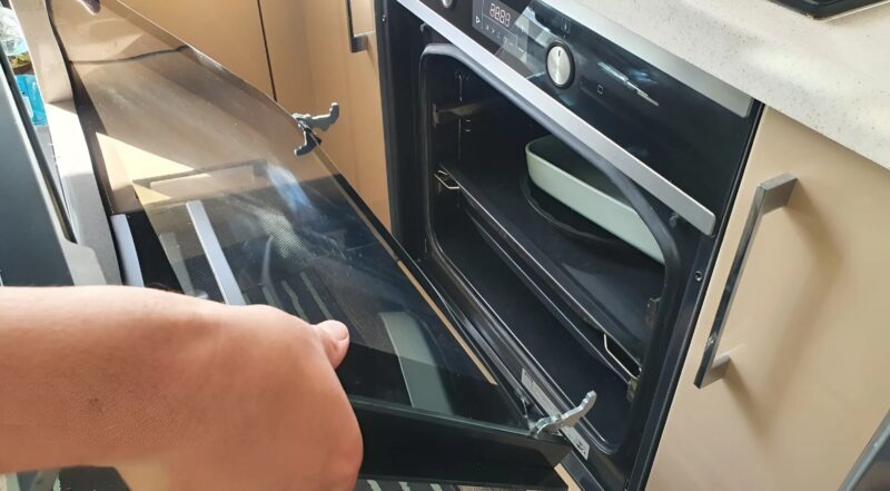 Jak łatwo usunąć tłuszcz i brud z piekarnika? Oto dlaczego potrzebujesz monety i proszku do pieczenia