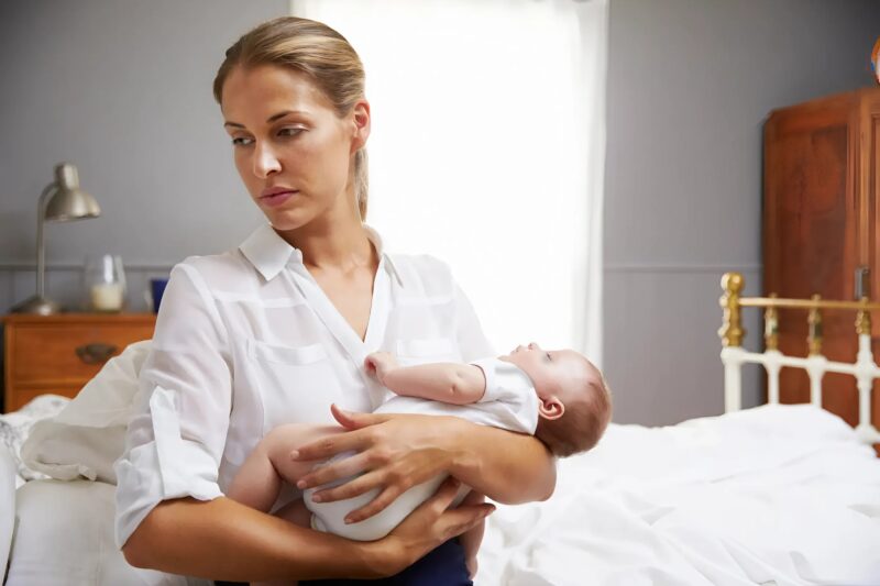 Pięć lat po śmierci mojej żony zabrałem moją córkę na ślub mojego przyjaciela z dzieciństwa, a kiedy zobaczyłem pannę młodą, zapytała mnie: „Tato, dlaczego płaczesz?”
