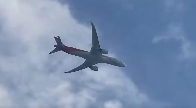 Boeing 787 uderza w ptaka i powoduje eksplozję silnika w powietrzu: tragedia cudem została uniknięta!