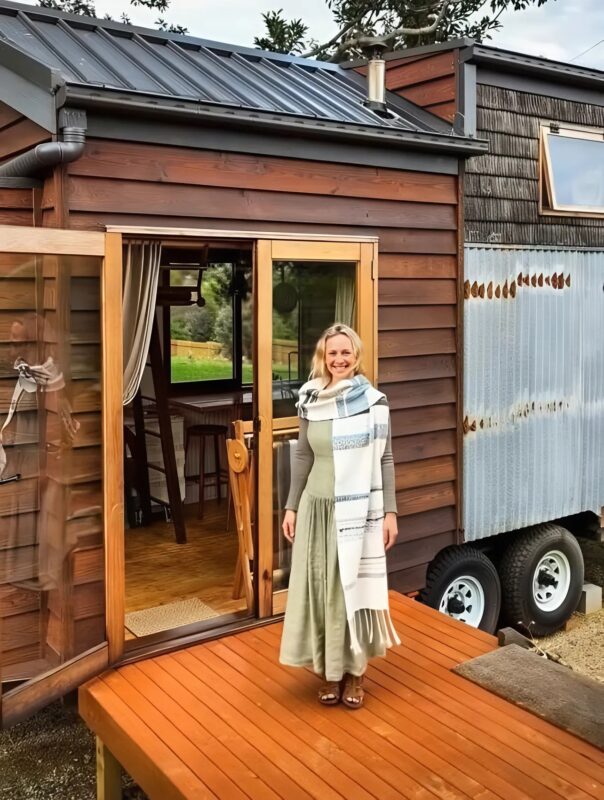 „Miała tylko trzy tysiące dolarów”: kobieta zbudowała niesamowicie piękny tiny house