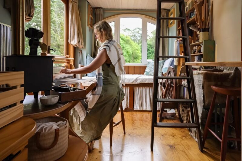„Miała tylko trzy tysiące dolarów”: kobieta zbudowała niesamowicie piękny tiny house
