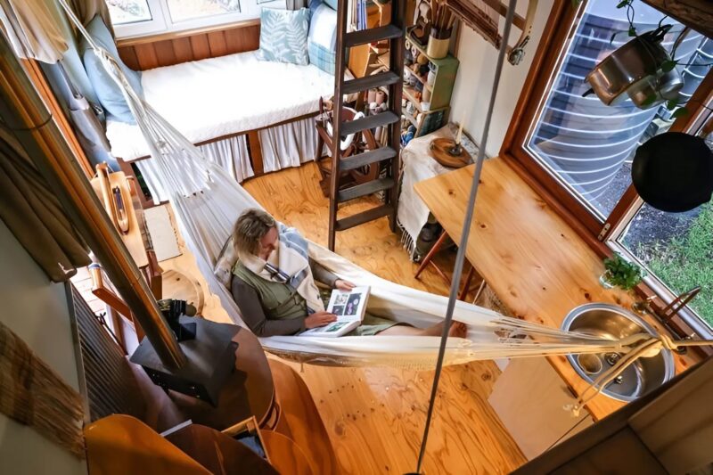 „Miała tylko trzy tysiące dolarów”: kobieta zbudowała niesamowicie piękny tiny house