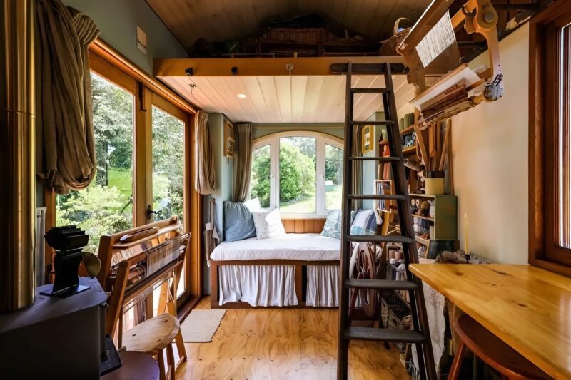 „Miała tylko trzy tysiące dolarów”: kobieta zbudowała niesamowicie piękny tiny house