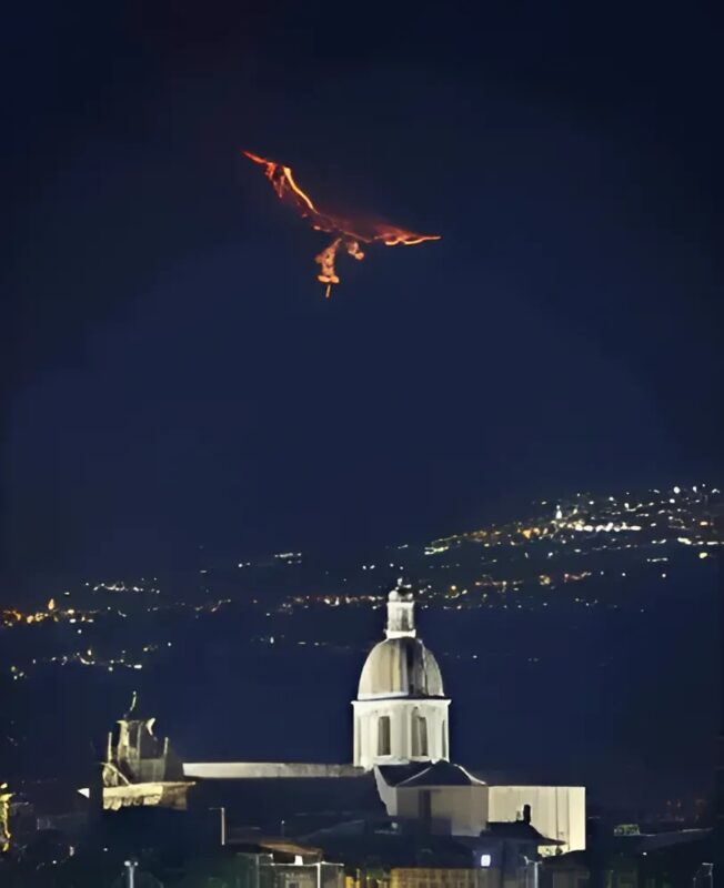 Gdy Etna rysuje feniksa na niebie: magia erupcji uchwycona na zdjęciu