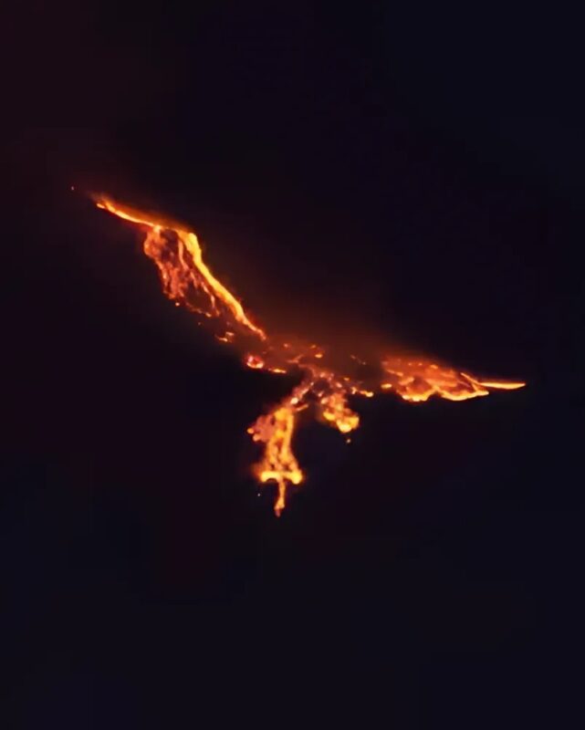 Gdy Etna rysuje feniksa na niebie: magia erupcji uchwycona na zdjęciu