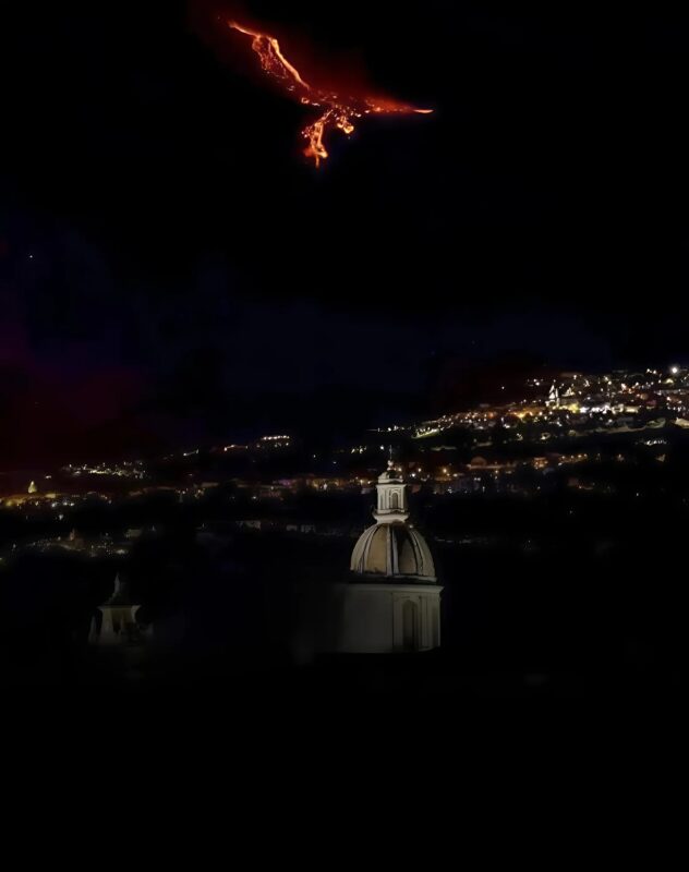 Gdy Etna rysuje feniksa na niebie: magia erupcji uchwycona na zdjęciu
