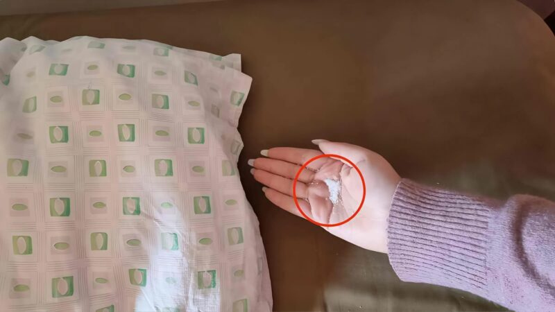 Dlaczego niektórzy wsypują sól pod łóżko – i dlaczego Ty też możesz spróbować