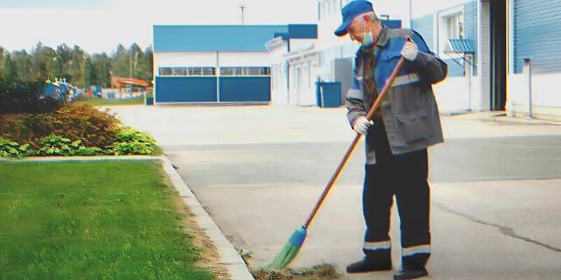 „Jesteś zwolniony, staruszku” – młoda dyrektorka wyrzuca woźnego nie wiedząc, że to prawdziwy współwłaściciel firmy